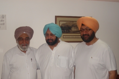 Jassi Khangura with father Jagpal Khangura and Captain Amarinder Singh