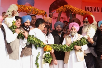 Congress Workers Honouring Captain Sahib