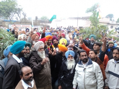 Jassi with Congress Supporters- Latala