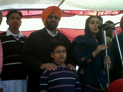 Jassi's daugther addressing crowd-Sidhwan Bet